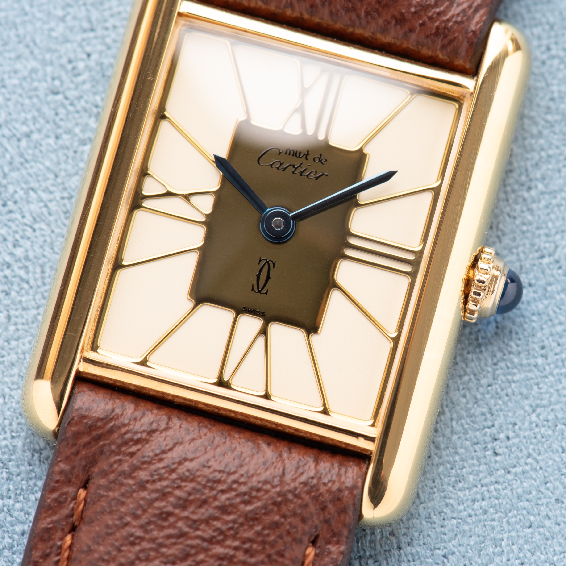 Vue de Cartier Must de Cartier Tank GM — cadran ivoire cloisonné — Réf. 6 81006 — 1980
